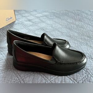 NWT Clarks Classic Black Leather Slip On Loafers Size 7.5 Wide